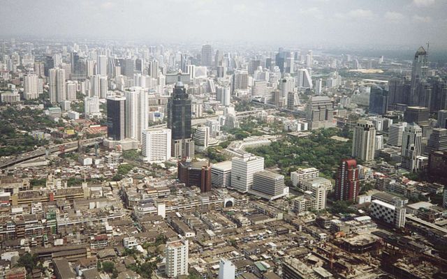 https://upload.wikimedia.org/wikipedia/commons/thumb/f/f5/Bangkok_skyline.jpg/640px-Bangkok_skyline.jpg