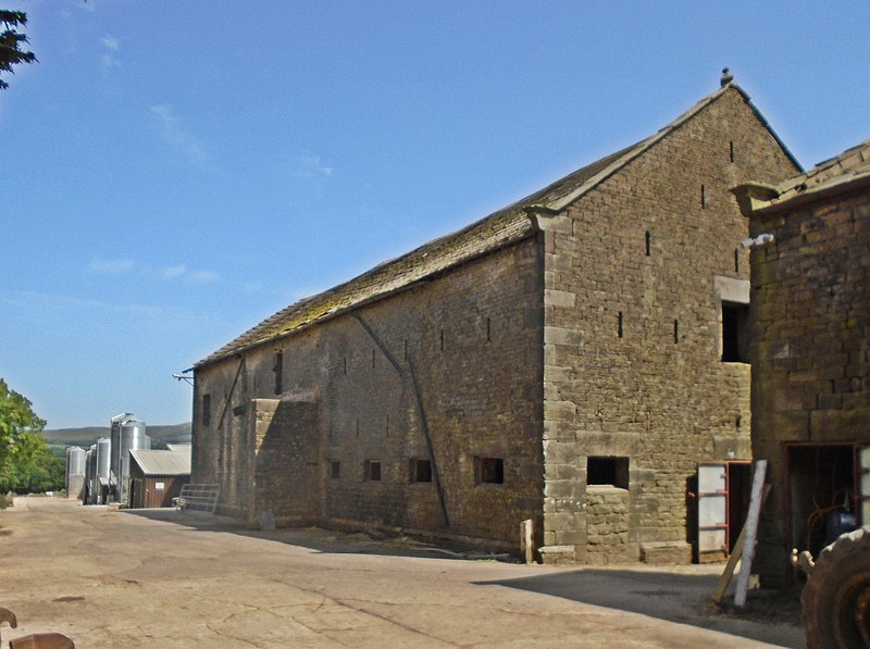 File:Barn, Hall o' th' Hill, Heath Charnock.jpg