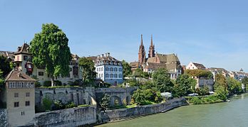 Vista da catedral da Basileia e arredores às margens do rio Reno no centro histórico da Basileia, Suíça. (definição 8 904 × 4 568)