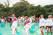 Deutsch: Beachvolleyball bei den Olympischen Jugendspielen 2018; Tag 11, 17. Oktober 2018; Mädchen, Medaillenzeremonie - Gold: Russland (Maria Woronina & Maria Botscharow), Silber: Italien (Claudia Scampoli & Nicol Bertozzi), Bronze: Norwegen (Emilie Olimstad & Frida Berntsen) English: Beach volleyball at the 2018 Summer Youth Olympics at 17 October 2018 – Girls Victory ceremony - Gold: Russia (Maria Voronina & Maria Bocharov), Silber: Italy (Claudia Scampoli & Nicol Bertozzi), Bronze: Norway (Emilie Olimstad & Frida Berntsen)