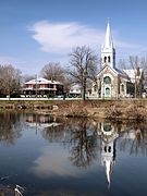 L'église Saint-Damien au bord de la Rivière aux Briochets.