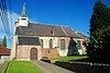 Kerk Sainte-Marguerite, van het kleine heiligdom aan de rechterkant van het gebouw, en de groep gevormd door de kerk, de begraafplaats, de pastorie en de tuin en de weg langs de muur van de boerderij ile tanıştı