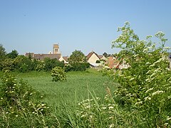 Bénouville-Le Port, le centre ancien de Bénouville, vu depuis le chemin de halage au bord du Canal de Caen à la mer.