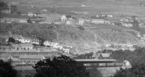 Bethesda railway station and Pantdreiniog quarry, c.1885.png