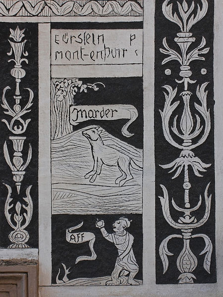 File:Bezirksgericht Horn - Sgraffito Marder und Aff.jpg