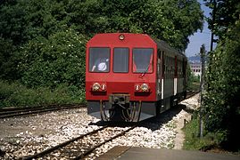 Triebwagen einfahrend am Bahnhof Guimarães (1996)