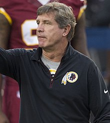 Farbfoto von Callahan in einer Washington Redskins-Jacke