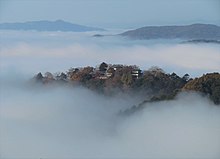 雲海に浮かぶ備中松山城（岡山県高梁市）。現存12天守の一つ。