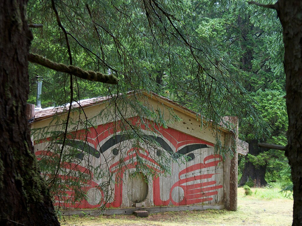 Looking Around and Blinking House (Umherschauendes und blinzelndes Haus) - ein traditionelles Holzhaus auf der Pazifik-Insel SG̱aang Gwaii (UNESCO-Weltkulturerbe in Kanada). Blinking House Gwaii Haanas