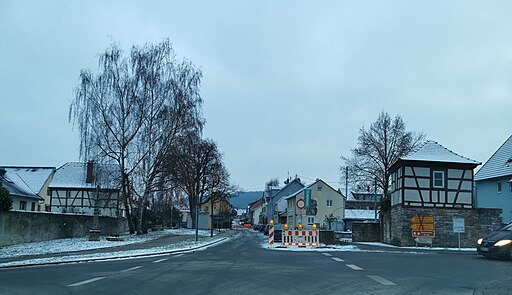 Blockierte Straße in Lauda im Dezember 2022