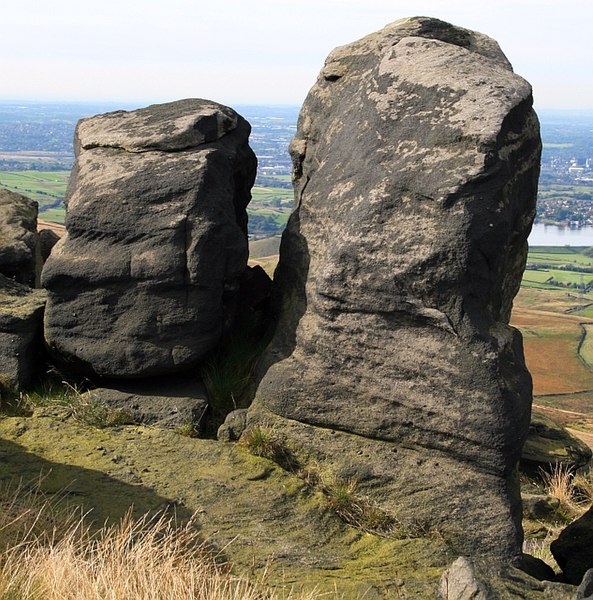 File:Boulders on Blackstone Edge. - geograph.org.uk - 570405.jpg