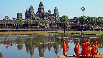 Fil:Buddhist_monks_in_front_of_the_Angkor_Wat.jpg