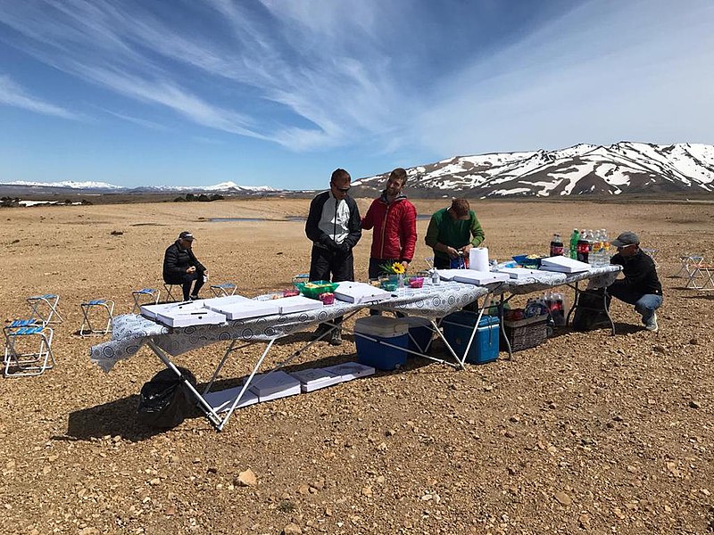 File:Buffet pequeño con comidas regionales luego de circuito de bicicletas, Mendoza, 2021.jpg