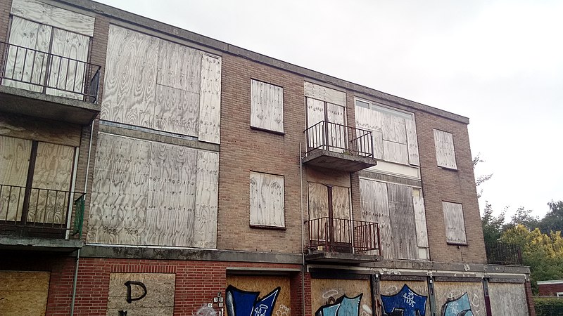 File:Buildings prepared for demolition in the Mr. D.U. Stikkelaan, Winschoten (2019) 02.jpg