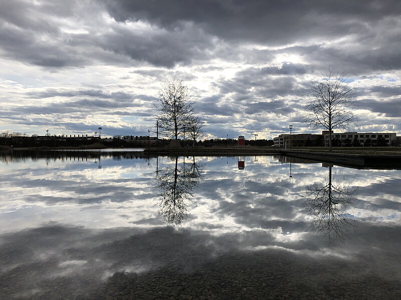 File:Campeon Spiegelung mit Wolken.jpg