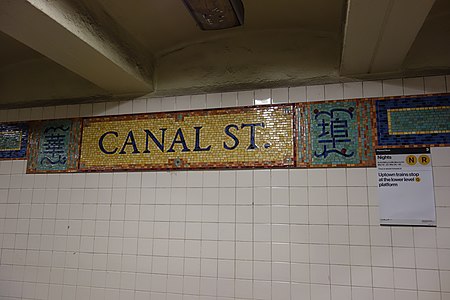 Mozaik hieroglifákkal a Canal Street állomáson