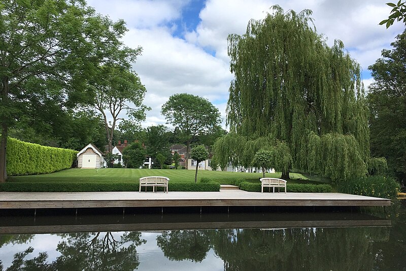 File:Canal lawn and willow - geograph.org.uk - 6169541.jpg