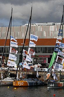 Le voilier amarré au milieu des autres bateau de la flotte de la Transat