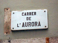 Placa normal: calle de la Aurora.