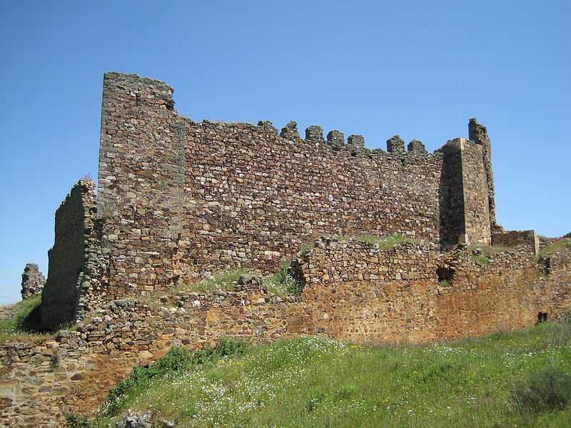 File:Castillo de Castrotorafe, ángulo SO.jpg