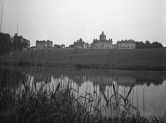 El Castillo de Howard visto desde el lago, hacia 1910