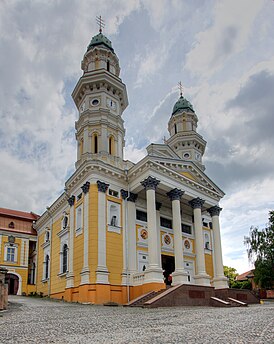 Catedral de la Exaltación de la Santa Cruz Uzhhorod 2009.jpg