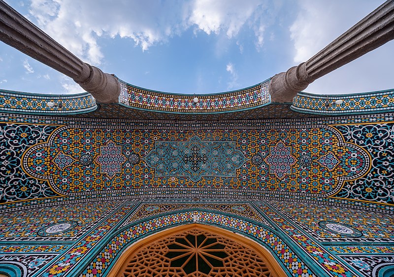 File:Ceiling of interance of a room in Atabaki sahn in Fatima Masumeh Shrine, Qom,Iran4.jpg