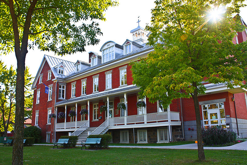 File:Centre administratif et communautaire de Chambly.jpg