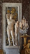 Statue de Bacchus dénudé s'appuyant sur un cep de vigne.