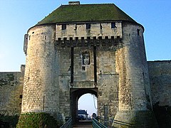 Matacanes sobre la puerta del castillo de Caen.