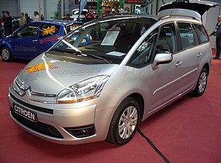 File:2017 Citroen C4 Picasso 1.6 Automatic.jpg - Wikimedia Commons