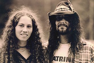 Photographie d'une femme et d'un homme hippies