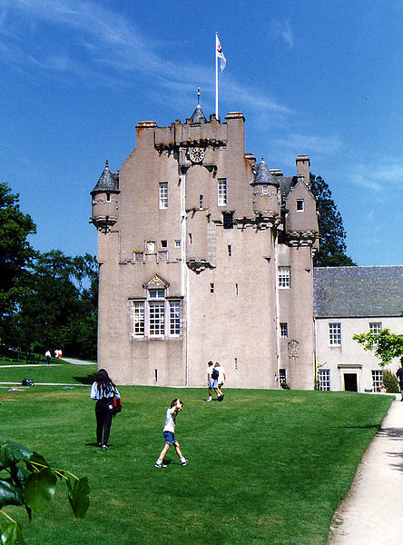 File:Crathes castle 1991.jpg