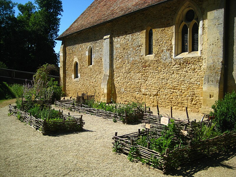 File:Crevecoeurenauge chateau chapelle jardindessimples.JPG