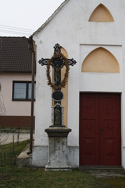 File:Cross near chapel of Virgin Mary in Plešice, Třebenice, Třebíč District.jpg