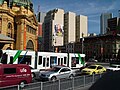Flinders Street Station med trikk og gul Melbournetaxi