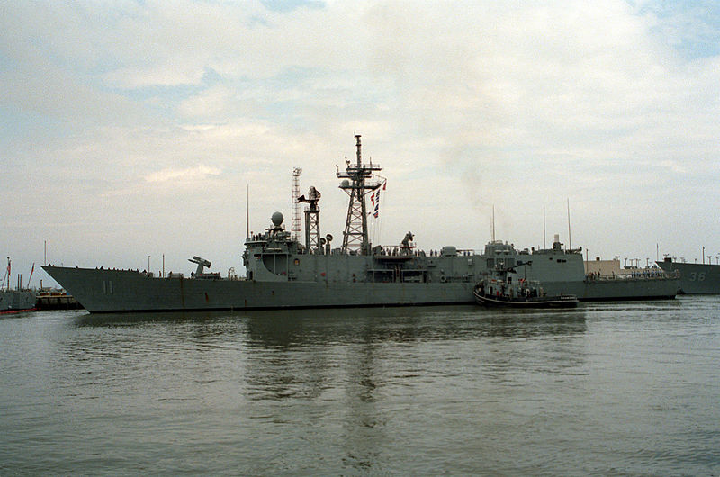 File:DN-SC-93-03763 USS Clark and tug Shabonee Mayport.jpg