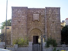 Bab Kisan (puerta Kisan), ahora la fachada de la Chapel of Saint Paul en Damascus, con una caja-matacán sobre la entrada principal.