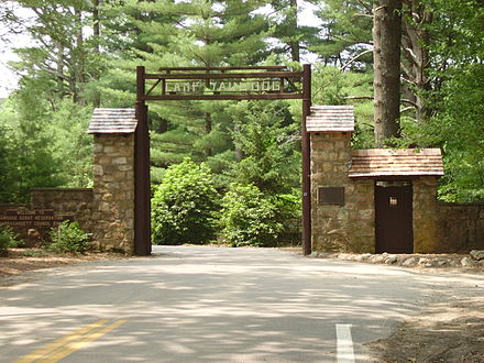 The three camps. Лагерь скаутов США. Ворота лагеря. Постройки ворот для скаутского лагеря. Американский детский лагерь ворота арт.