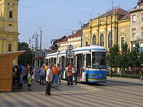 Die Straßenbahn auf Piac út.