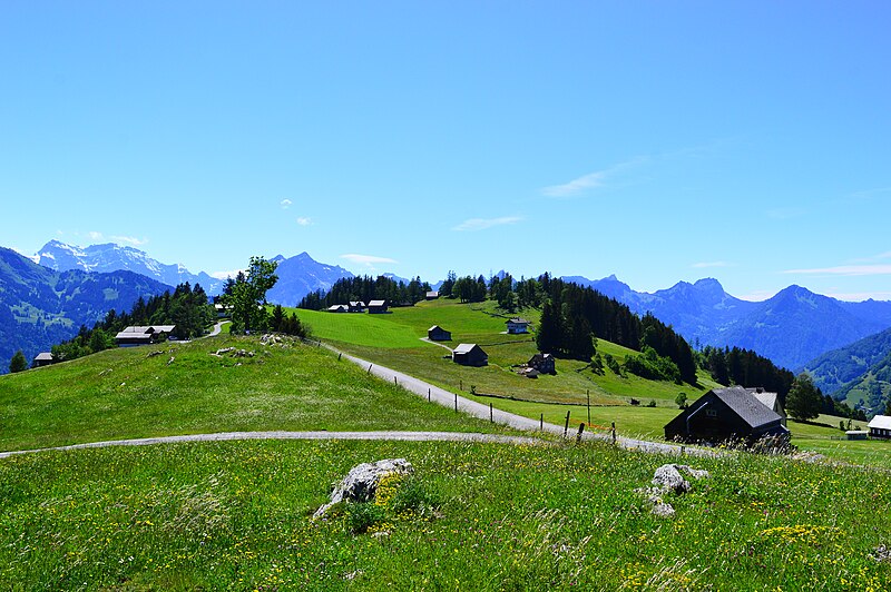 File:Der Weiler Arvenbühl bei Amden.jpg