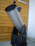 市販のドブソニアン望遠鏡。ドブソニアン架台に乗せられているのは10インチ(25.4cm)のニュートン式反射望遠鏡