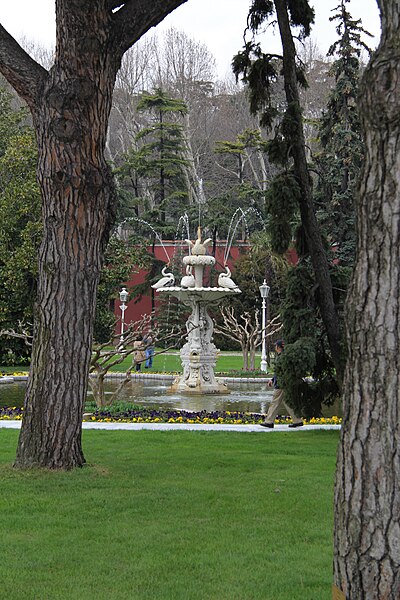 File:Dolmabahçe 2013-03-20zp.jpg