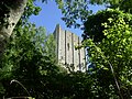 Le donjon de Broue vu depuis le sentier du patrimoine