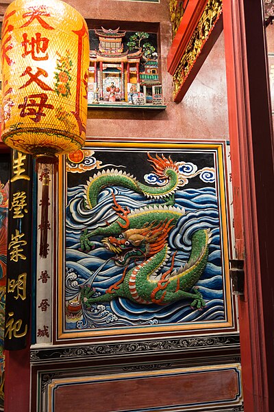 400px-Dragon_on_door_of_Chinese_Buddhist_temple_(28396168511).jpg (400×600)