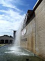 5 m hoher und 15 m breiter Wasserfall am „Niagaraplatz“ auf dem Gelände „Zeitenströmung“ (Königsbrücker Str. 96) des ehemaligen Strömungsmaschinenbaus, Albertstadt, Dresden