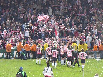 Derry City celebrate winning the 2006 FAI Cup. Dublin Derry Final 68.JPG