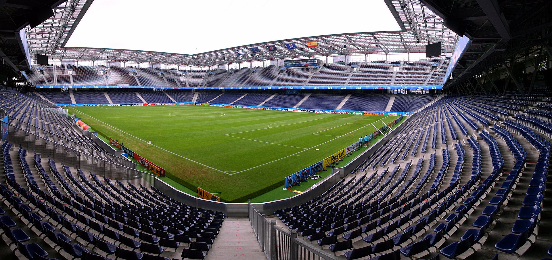 https://upload.wikimedia.org/wikipedia/commons/thumb/f/f5/EM-Stadion_Wals-Siezenheim_zur_Euro.jpg/1920px-EM-Stadion_Wals-Siezenheim_zur_Euro.jpg