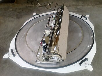 Моторизованная антенна для спутниковой связи в движении на базе синфазной решётки