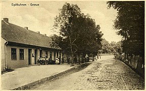 Paso fronterizo de Eitkunai entre 1914 y 1930.  A la izquierda se puede ver el edificio de la aduana, ya lo lejos el puente fronterizo.